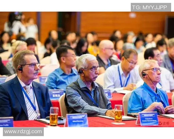 手球与足球的魅力对比探讨：运动技巧与团队协作的不同之处